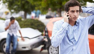 seguro de danos a terceiros: adolescente falando ao telefone